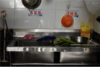 食安蚌埠，每周查餐飲丨現在堂食用餐安全嗎？走，蚌埠市市場監管局帶你深入餐廳后廚查查看